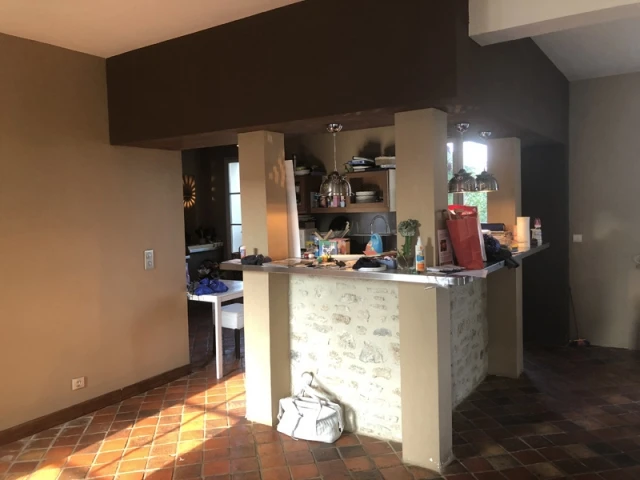 Cuisine rénovée dans une maison française avec verrière intérieure